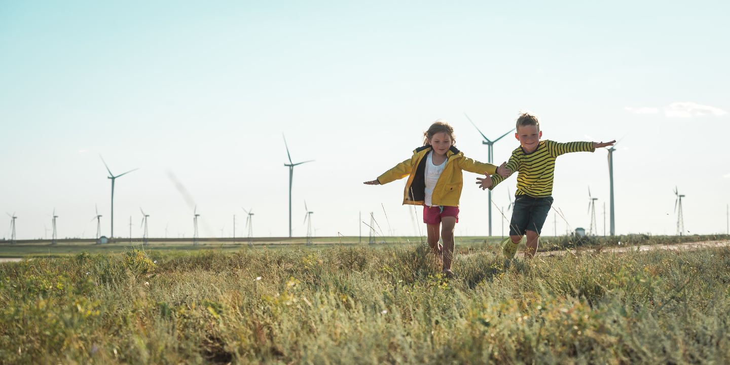 Windräder mit Kindern © PantherMedia Sharomka