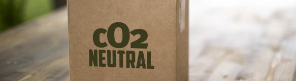 Das Bild zeigt ein Paket mit der Aufschrift CO2-neutral (Bildquelle: portraitfoto.in - stock.adobe.com)