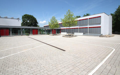 Grundschule mit Pausenhof nach der energetischen Sanierung (Quelle: Gemeinde Kürnach)