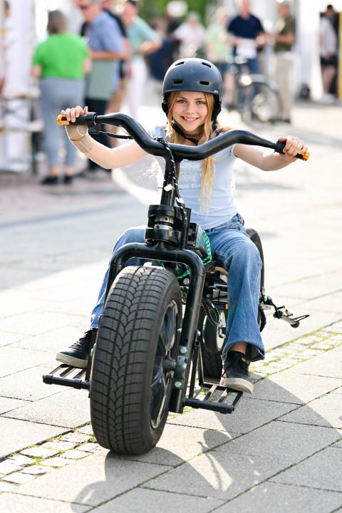 E-Bike im Motocross-Look mit dicken Reifen. (Quelle: Tobias Hase)