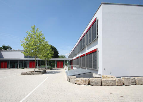 Grundschule, seitlich, nach der energetischen Sanierung (Quelle: Gemeinde Kürnach)
