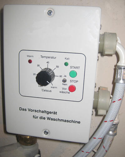 Mit dem Vorschaltgerät für die Waschmaschine können Sie das warme Wasser aus der Solaranlage für den Waschgang nutzen  (Quelle: Energie-Atlas Bayern).