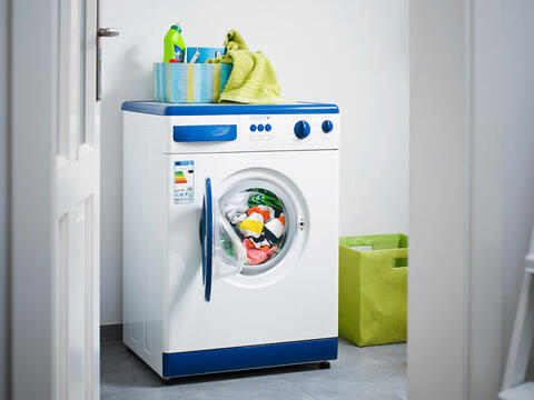 Die Waschmaschine bei älteren Modellen immer ganz voll füllen (Quelle: cm photodesign).