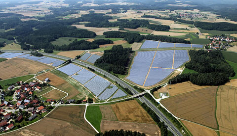Der Jura Solarpark erstreckt sich entlang der Autobahn A70. (Quelle: IBC SOLAR AG)