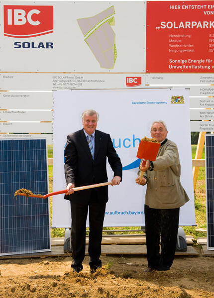 Spatenstich zum Jura Solarpark mit Ministerpräsident Seehofer. (Quelle: IBC SOLAR AG)