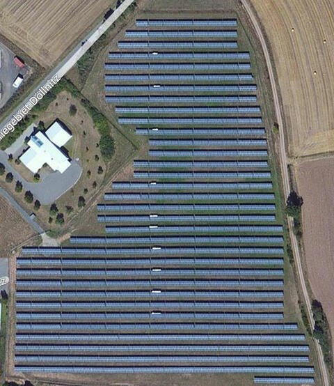 Luftbild des Solarparks Döllnitz. (Quelle: Energie-Atlas Bayern)