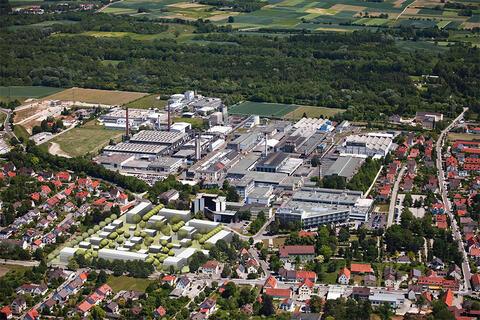 Luftbild vom SGL-Werk in westliche Richtung. Das Neubaugebiet ist modellhaft angedeutet. (Quelle: SGL Carbon GmbH, Meitingen, 2017)