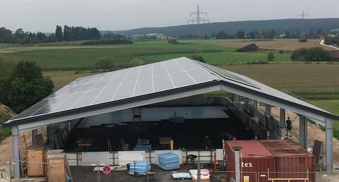 Die Scaterhalle mit Photovoltaik kurz vor der Fertigstellung (Quelle: Dr. Gerhard Brunner)