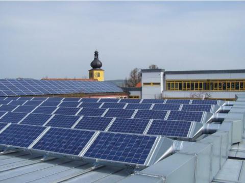 Solarhybrid auf dem Dach des Hallenbads Kümmersbrück (Bildautor: Markus Brautsch)
