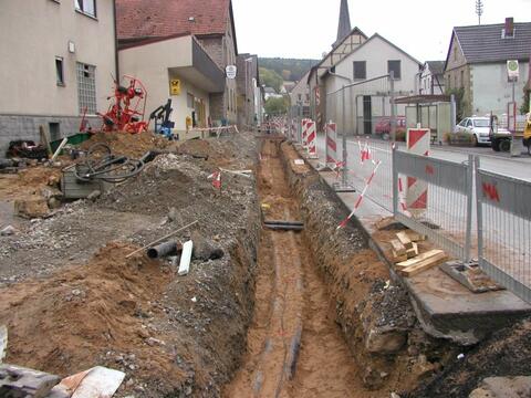 Die Verlegung der Rohrleitungen durch den Ortskern. (Quelle: Dorf GmbH Binsfeld)