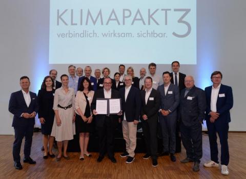 Gruppenbild der Auftaktveranstaltung "Klimapakt 3" (Bildquelle: Energie-Atlas Bayern)