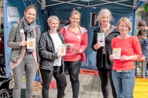 Fünf Damen werben mit Flyern für Food-Sharing  (Quelle: Oliver Kordes) 