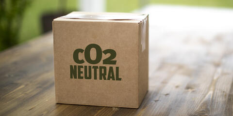 Das Bild zeigt ein Paket mit der Aufschrift CO2-neutral (Bildquelle: portraitfoto.in - stock.adobe.com)