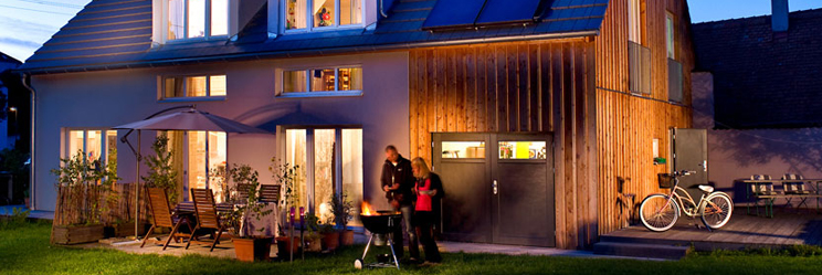 Modernes Wohnhaus mit Menschen (Quelle: Energie-Atlas Bayern)