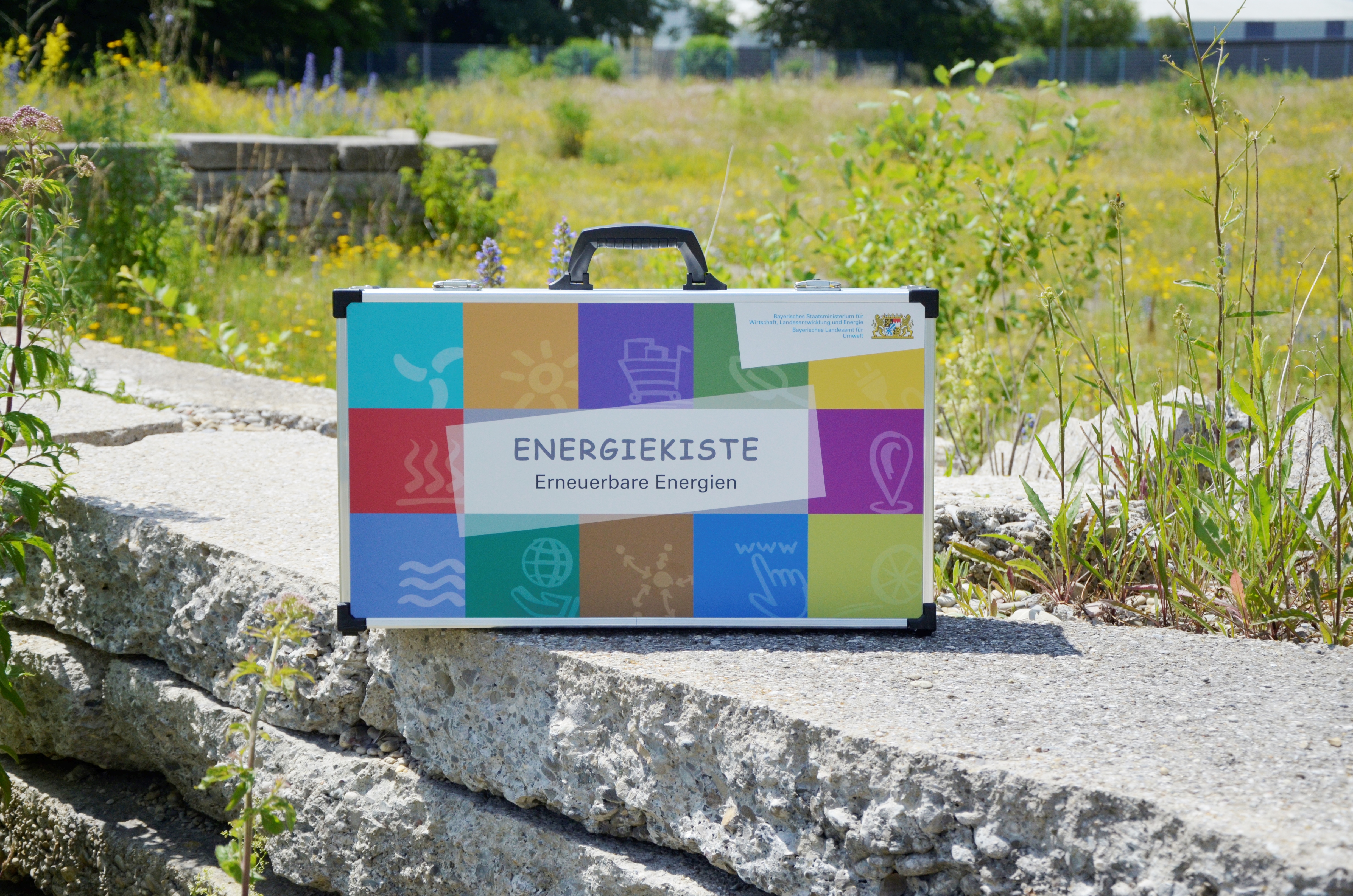 Energiekiste auf Mauer (Bildquelle: Kemp da Silva, LfU)