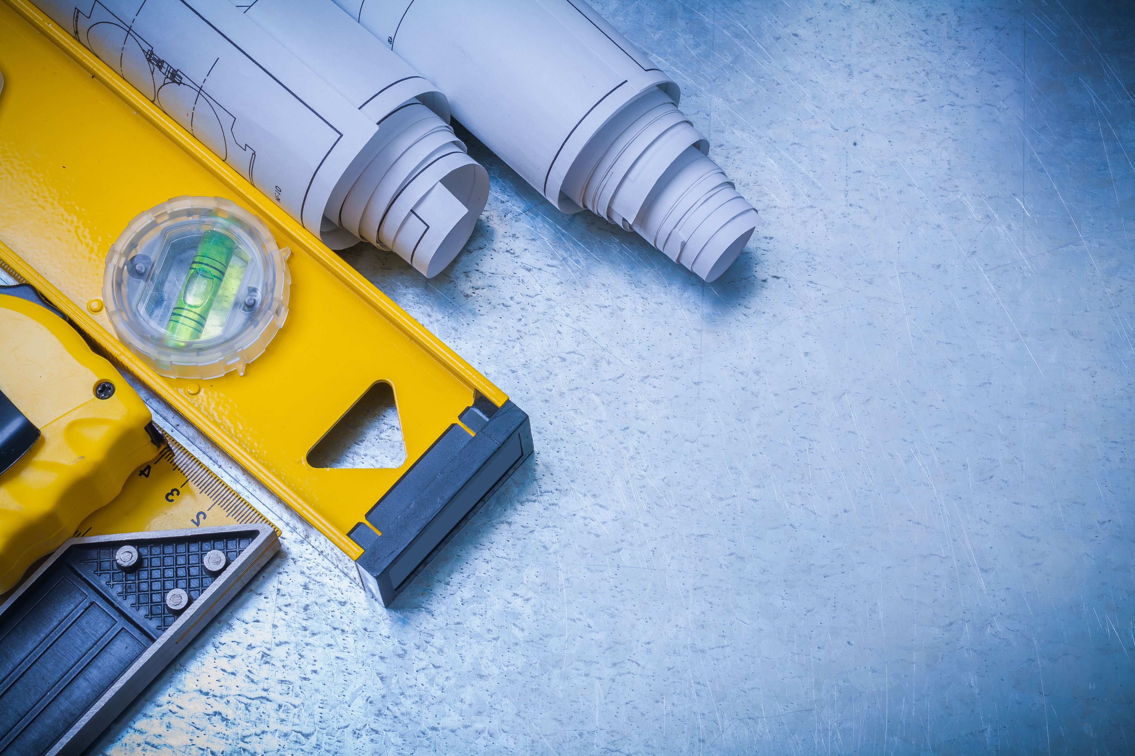 Pläne mit Wasserwaage.