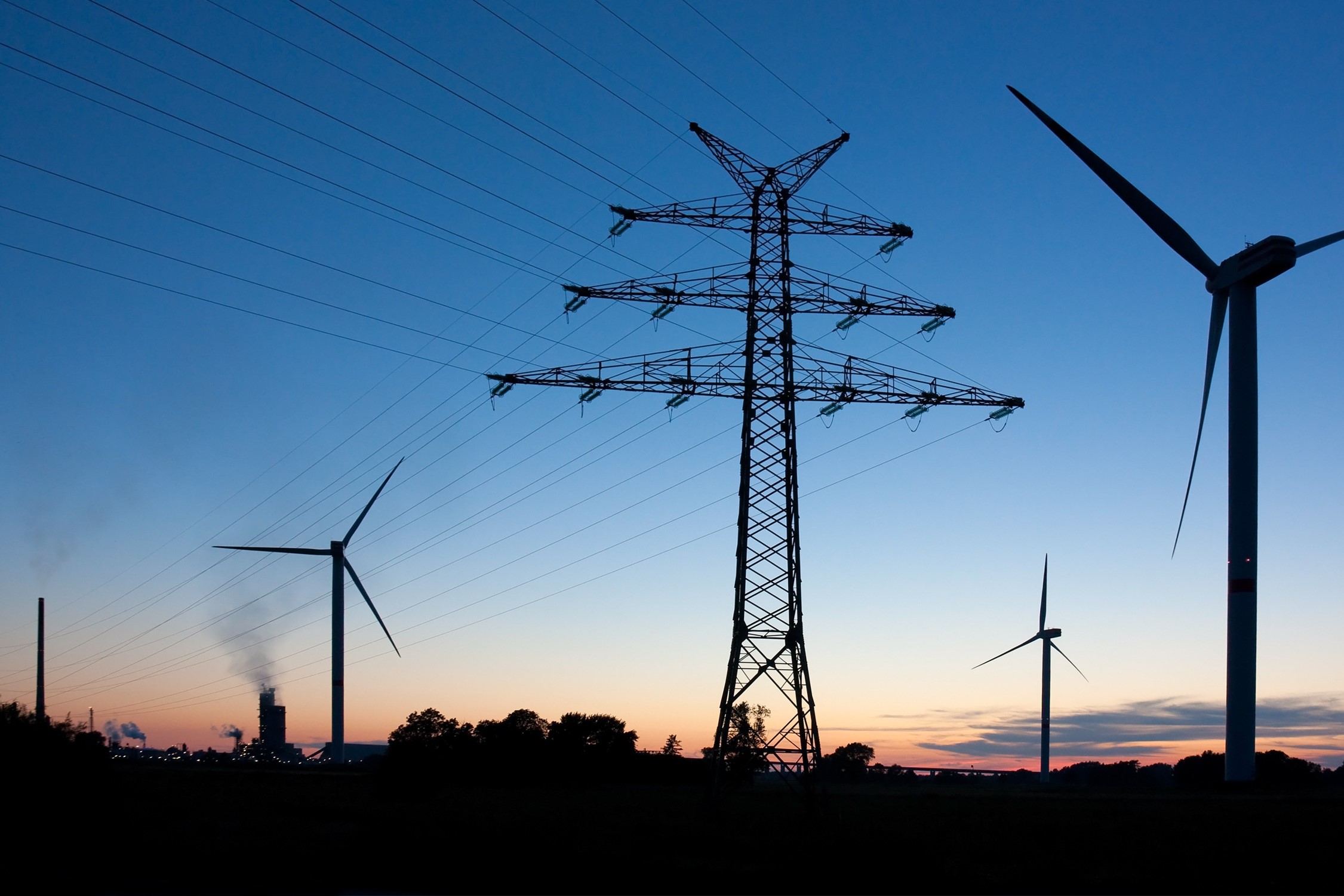 Stromnetz und Windenergie am Horizont. 