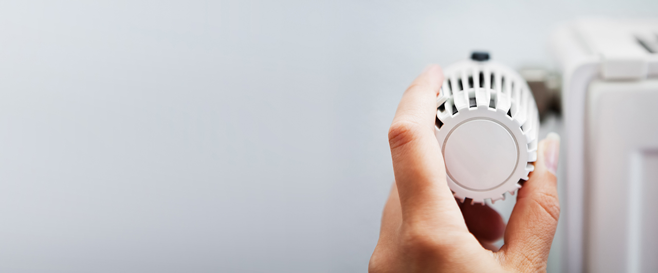 Thermostat an Heizkörper (Bildquelle: Andrey Popov - stock.adobe.com)