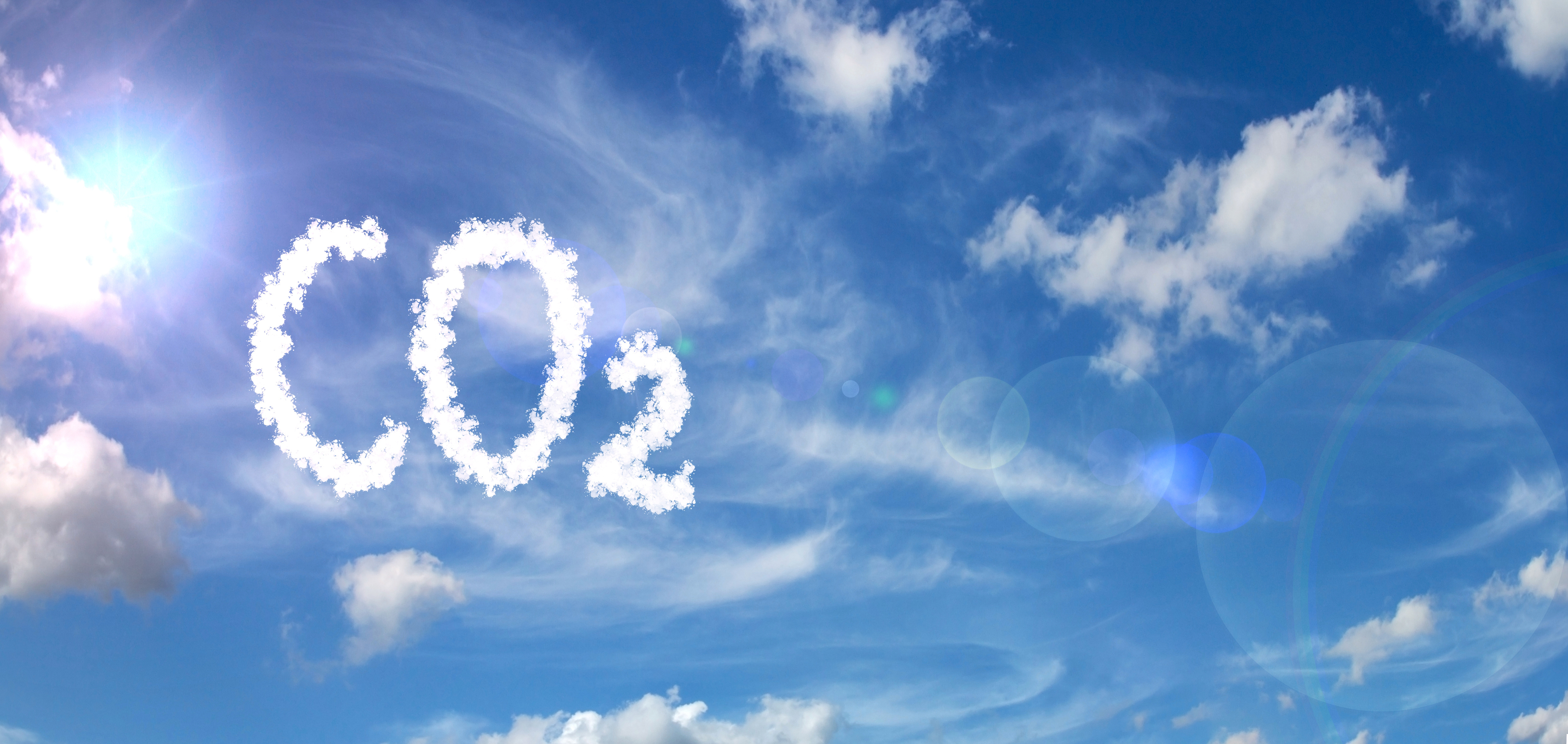 Wolke am Himmel in Form von CO2; Symbolbild. (Quelle: Pavel Horazy - Adobe Stock)