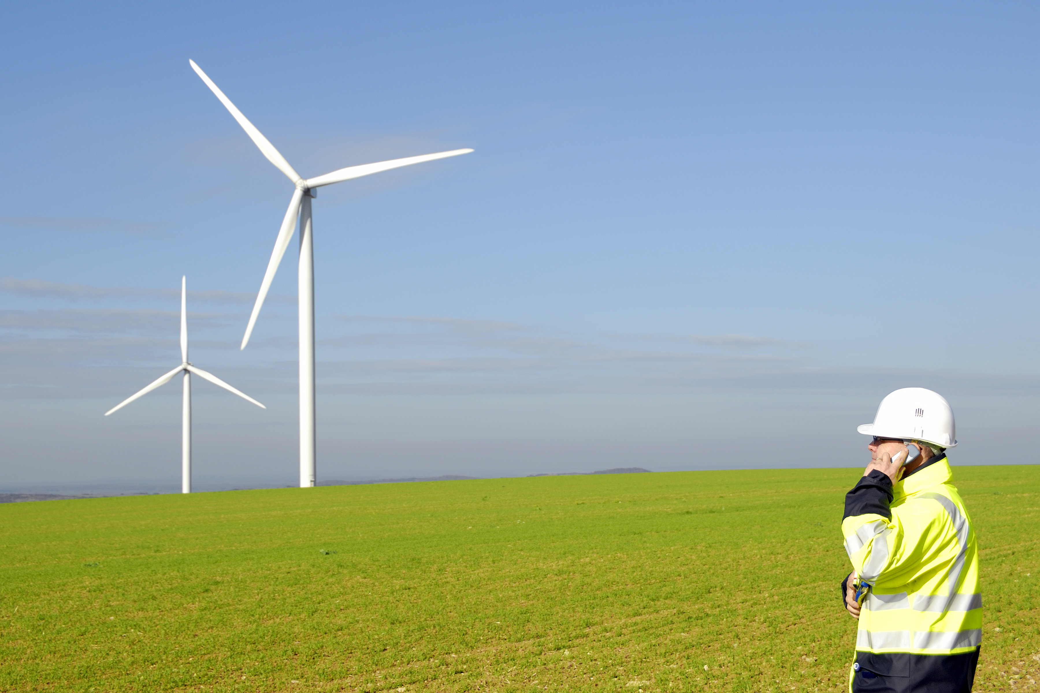 Ingenieur mit Windrad (Quelle: guffoto / PantherMedia)