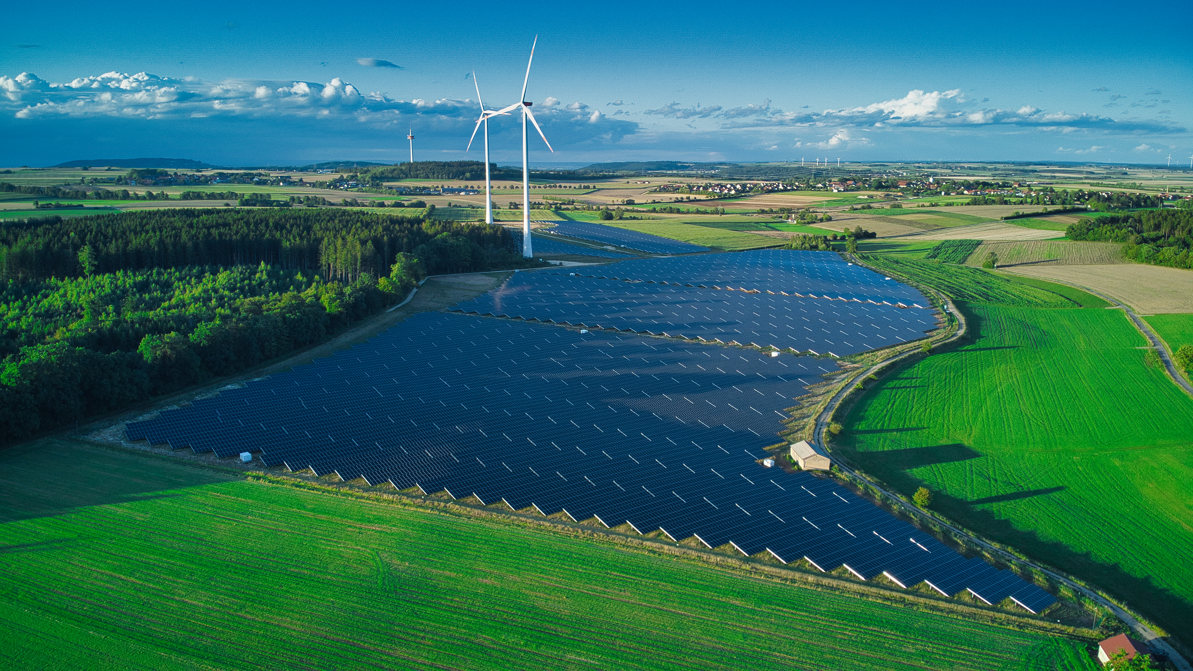 Landschaft mit WEA und PV-Freiflächenanlagen (Bildquelle: Tim Wagner über HEG)