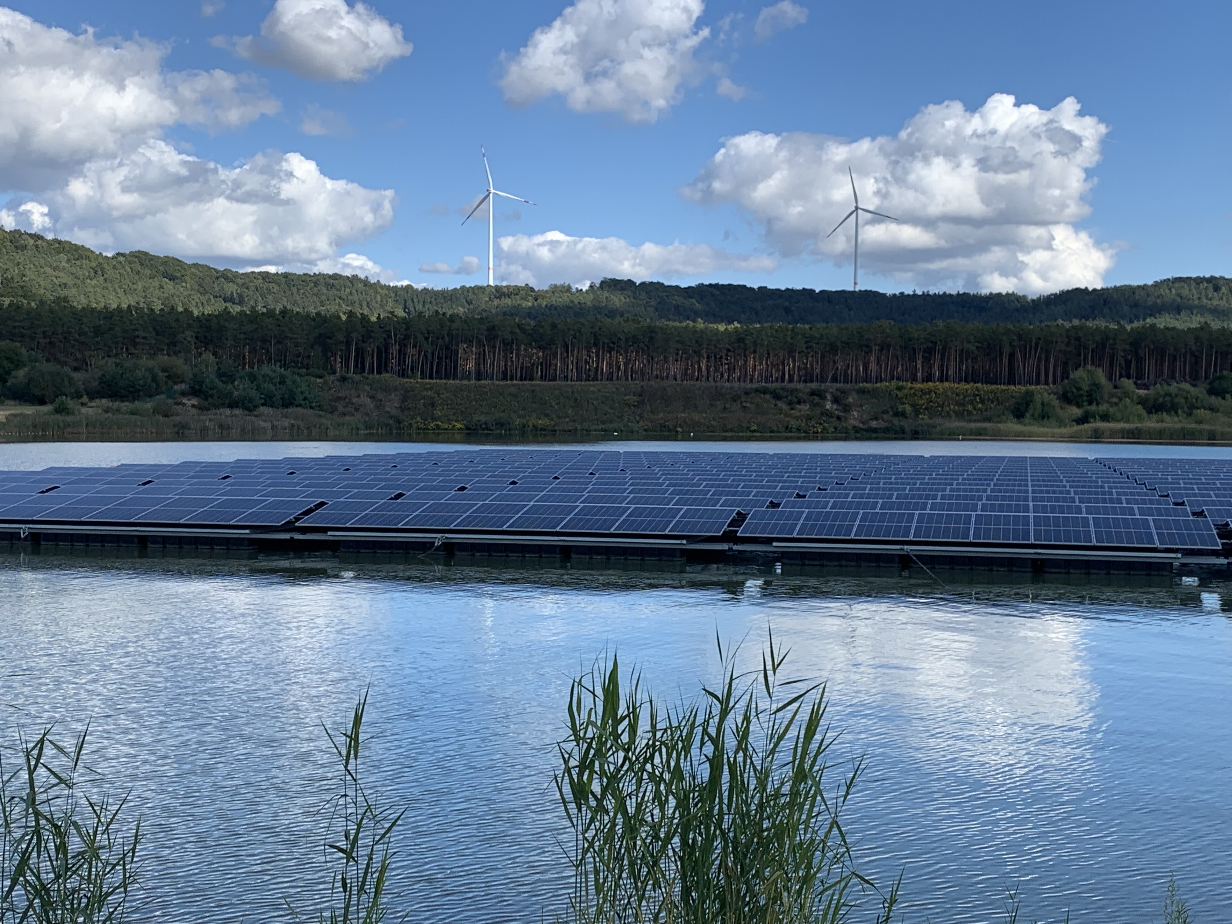 Windräder und schwimmende PV-Anlage (Bildquelle: LENK)