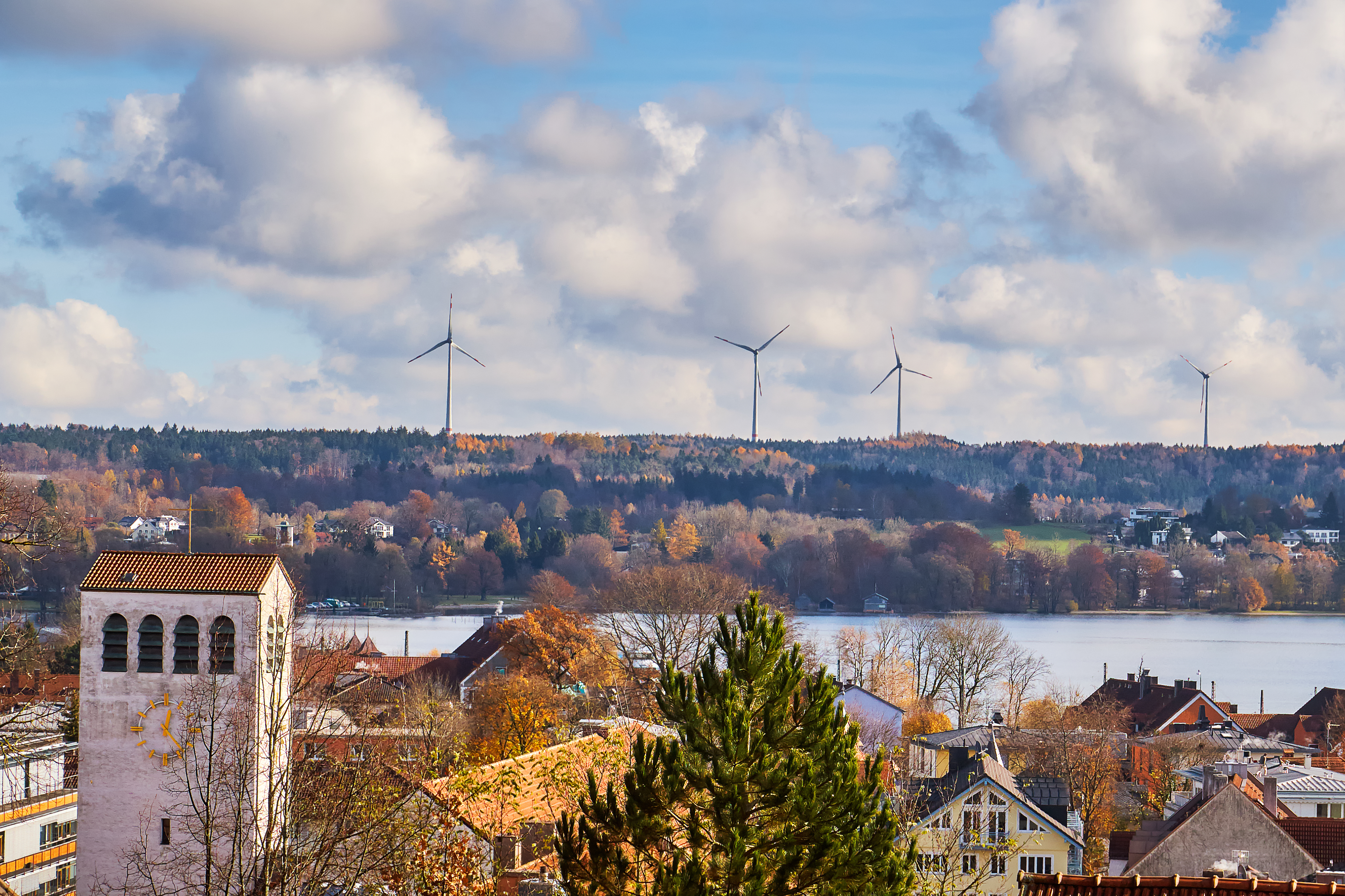 Windräder in bayerischer Landschaft (Bildquelle: NedoB / PantherMedia)