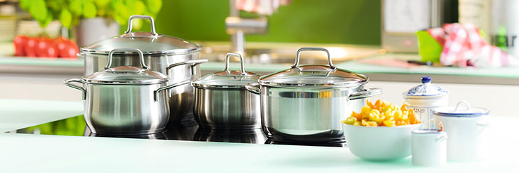 Vier Kochtöpfe auf einem Herd (Quelle: cm photodesign)