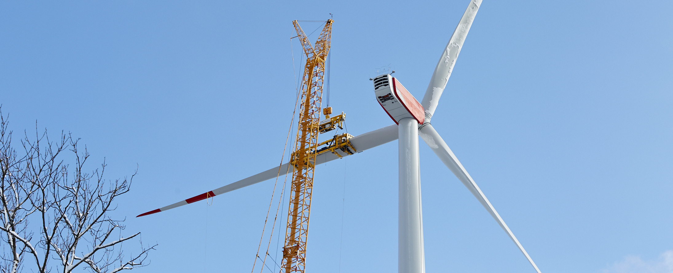 Windpark Zöschingen, Montage des 58,5 m langen Rotorblatts (Quelle: VenSol Neue Energien GmbH)