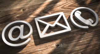 Drei Symbole: Klammeraffe, Brief und Telefonhörer (Quelle: fotomek - Adobe Stock)