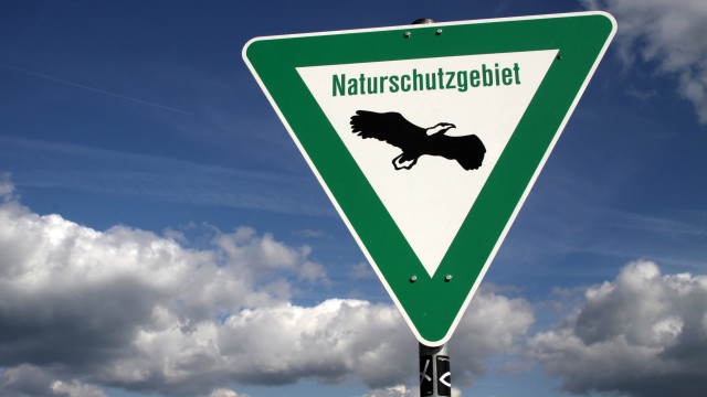 Schild Naturschutzgebiet mit Adler