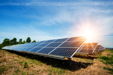 Eine Photovoltaik-Freiflächenanlage mit Sonne (diyanadimitrova - Fotolia.com)