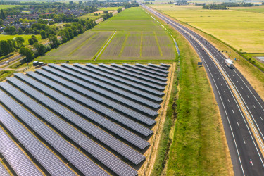 Photovoltaik-Anlage neben einer Straße.