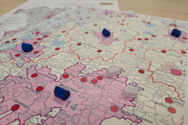 Strukturkarte des Landesentwicklungsprogramm Bayern (LEP), auf die Holzhäuser in blau und weiß gesetzt sind.