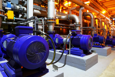 Pumpen in Produktionshalle.