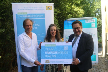 Übergabe der Urkunde 'Gestalter im Team Energiewende Bayern' von Energiestaatssekretär Tobias Gotthardt (1. v. r.) an Familie Schilling.