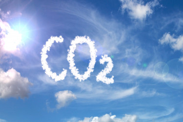 Wolke am Himmel in Form von CO2; Symbolbild. (Quelle: Pavel Horazy - Adobe Stock)