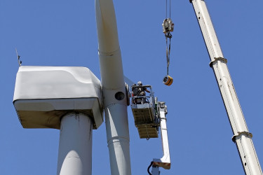 Kran mit Windenergieanlage