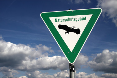 Schild Naturschutzgebiet mit Adler