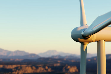 Windrad vor Bergpanorama (Bildquelle: stock.adobe.com - Photocreo Bednarek)