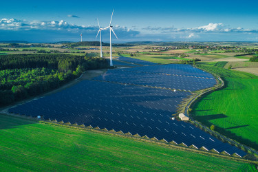 Landschaft mit WEA und PV-Freiflächenanlagen (Bildquelle: Tim Wagner über HEG)