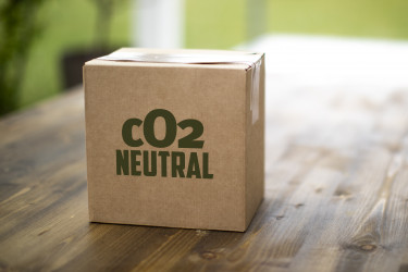 Das Bild zeigt ein Paket mit der Aufschrift CO2-neutral (Bildquelle: portraitfoto.in - stock.adobe.com)