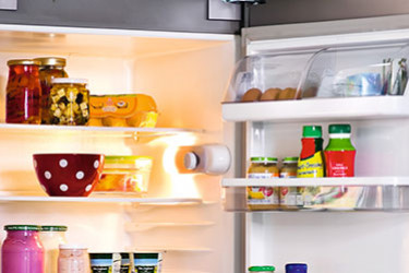 Ein geöffneter Kühlschrank mit Lebensmitteln (Quelle: cm photodesign)