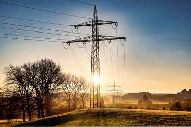Strommast bei Sonnenaufgang (Bildquelle: aBSicht – stock.adobe.com)