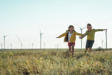 Windräder mit Kindern © PantherMedia Sharomka