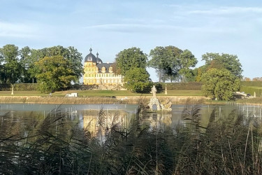 Blick auf Schloss Seehof aus Südosten über die Weiherlandschaft (Bildquelle: Thomas Gunzelmann)