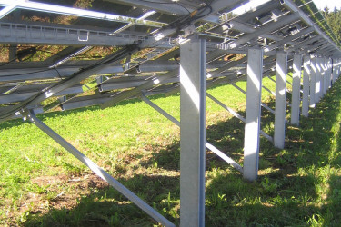 Photovoltaik-Freiflächenanlage schräg von unten fotografiert (Quelle: Energie-Atlas Bayern)