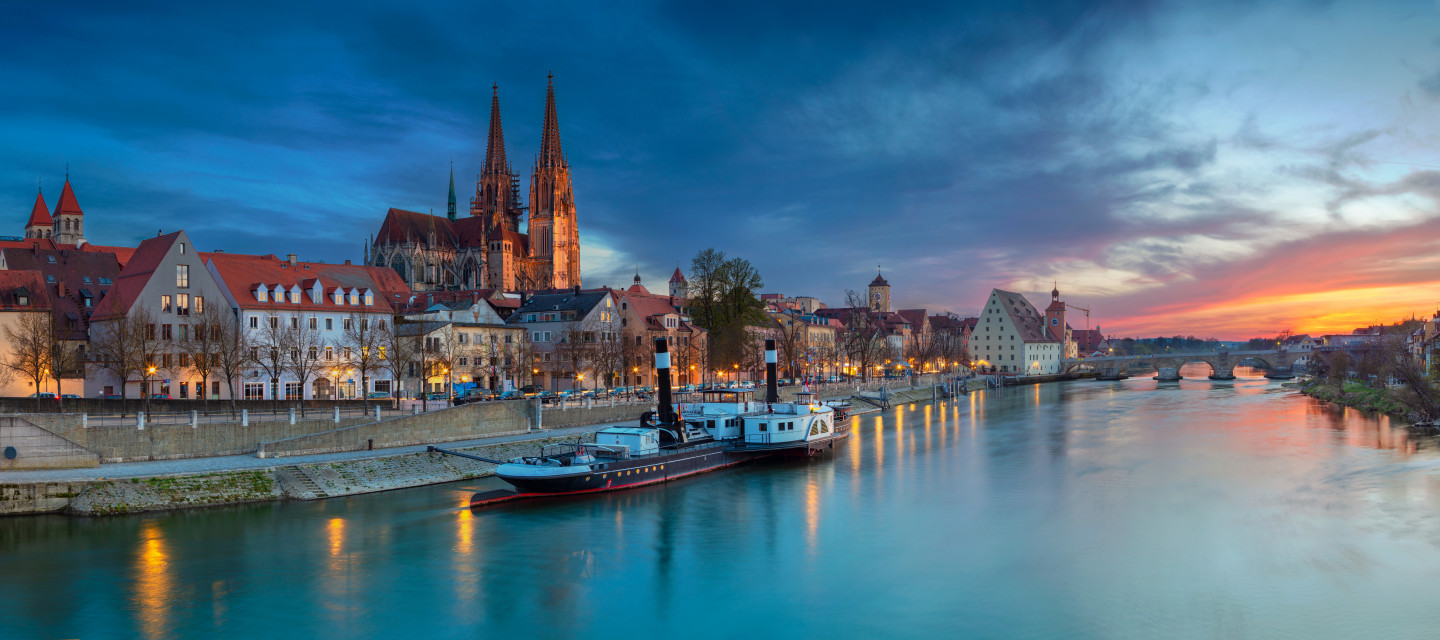 Flussseitige Ansicht der Stadt Regensburg (Bildquelle: rudi1976 – stock.adobe.com) Flussseitige Ansicht der Stadt Regensburg