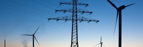 Stromnetz und Windenergie am Horizont. (Quelle: Thorsten Schier - Fotolia.com)