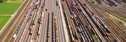 Container und Anhänger auf Rangierbahnhof (Quelle: Thomas Leiss - Fotolia.com) Container und Anhänger auf Rangierbahnhof (Quelle: Thomas Leiss - Fotolia.com)